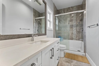Hallway Photo of 33827 Mayfair Avenue, Abbotsford, BC