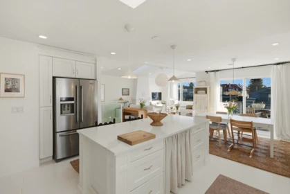Kitchen Island Photo of 863 Lee Street, White Rock, BC