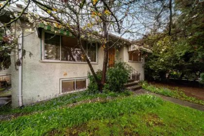 Garden / Landscaping Photo of 7475 Knight Street, Vancouver, BC