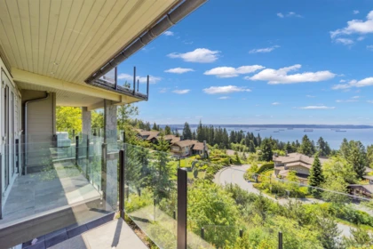 Front Yard Photo of 2562 Garden Court, West Vancouver, BC