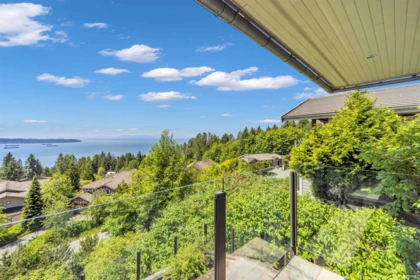 Garden / Landscaping Photo of 2562 Garden Court, West Vancouver, BC
