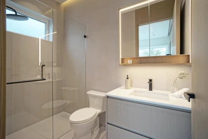 Primary Bathroom Photo of 1 4634 W 15th Avenue, Vancouver, BC