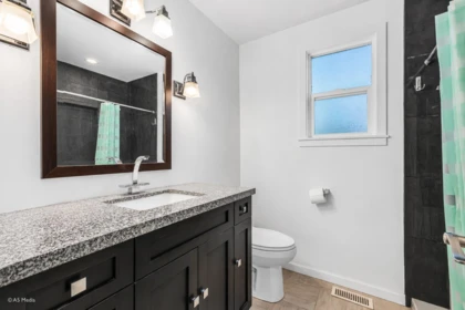 Guest Bathroom Photo of 34388 Russet Place, Abbotsford, BC