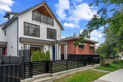 Hot Tub / Spa Photo of 2371 Adanac Street, Vancouver, BC