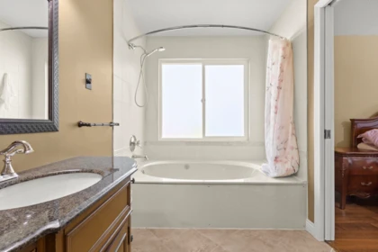 Powder Room Photo of 956 161a Street, Surrey, BC