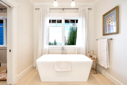 Entry Foyer Photo of 949 Arbutus Bay Lane, Bowen Island, BC