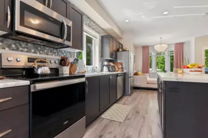 Kitchen Island Photo of 6 32501 Fraser Crescent, Mission, BC
