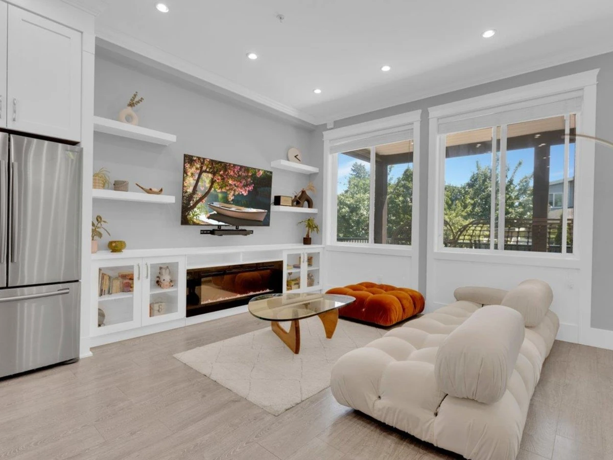 Dining Area Photo of 15456 Russell Avenue, White Rock, BC