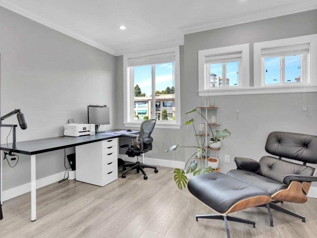 Family Room Photo of 15456 Russell Avenue, White Rock, BC