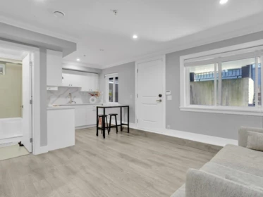 Entry Foyer Photo of 15456 Russell Avenue, White Rock, BC