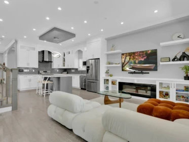 Kitchen Photo of 15456 Russell Avenue, White Rock, BC