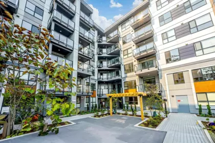 Swimming Pool Photo of 422 13458 95 Avenue, Surrey, BC