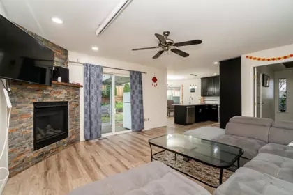 Kitchen Island Photo of 18661 56 Avenue, Surrey, BC