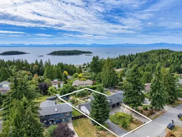 Swimming Pool Photo of 6447 Samron Road, Sechelt, BC