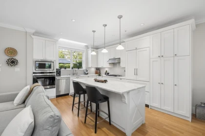 Guest Bathroom Photo of 2015 Esquimalt Avenue, West Vancouver, BC