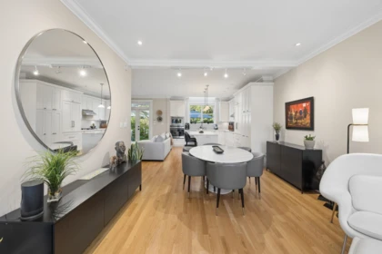 Kitchen Island Photo of 2015 Esquimalt Avenue, West Vancouver, BC