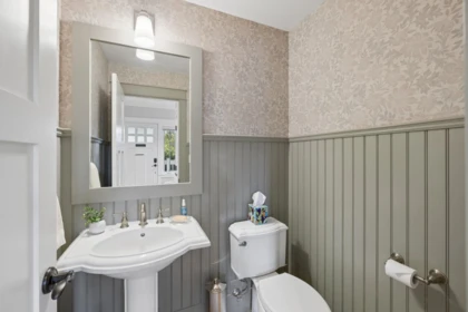 Laundry Room Photo of 2015 Esquimalt Avenue, West Vancouver, BC