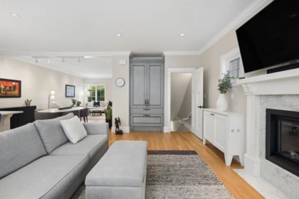 Walk-In Closet Photo of 2015 Esquimalt Avenue, West Vancouver, BC