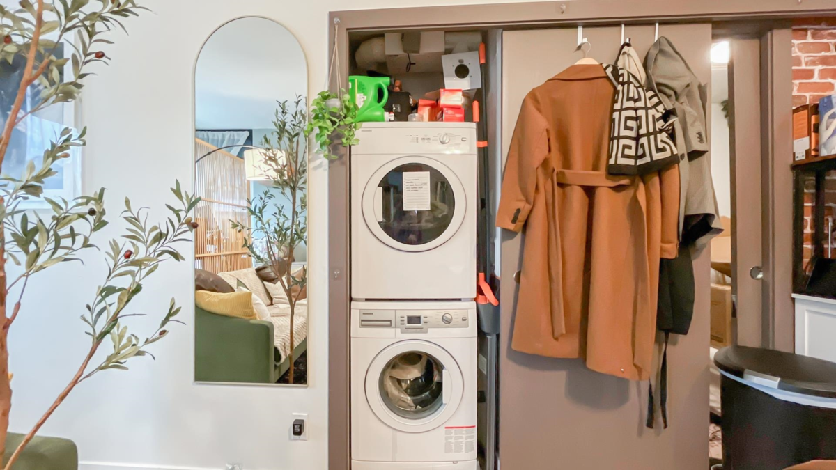 Laundry Room Photo of 1205 68 Smithe Street, Vancouver, BC