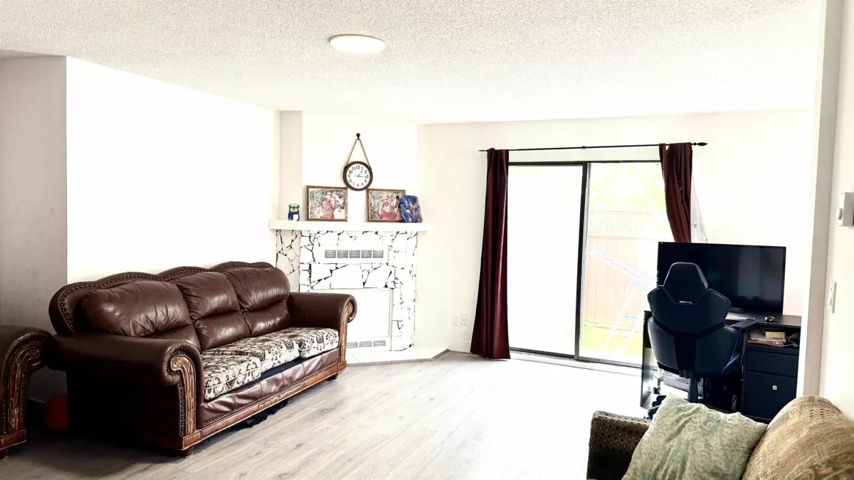 Family Room Photo of 101 7131 133a Street, Surrey, BC