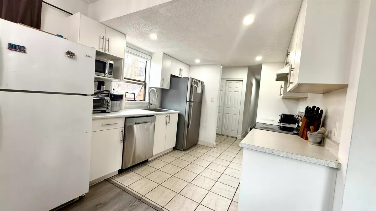 Kitchen Island Photo of 101 7131 133a Street, Surrey, BC