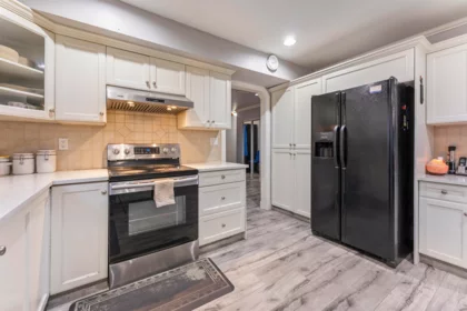 Kitchen Photo of 17381 64 Avenue, Surrey, BC