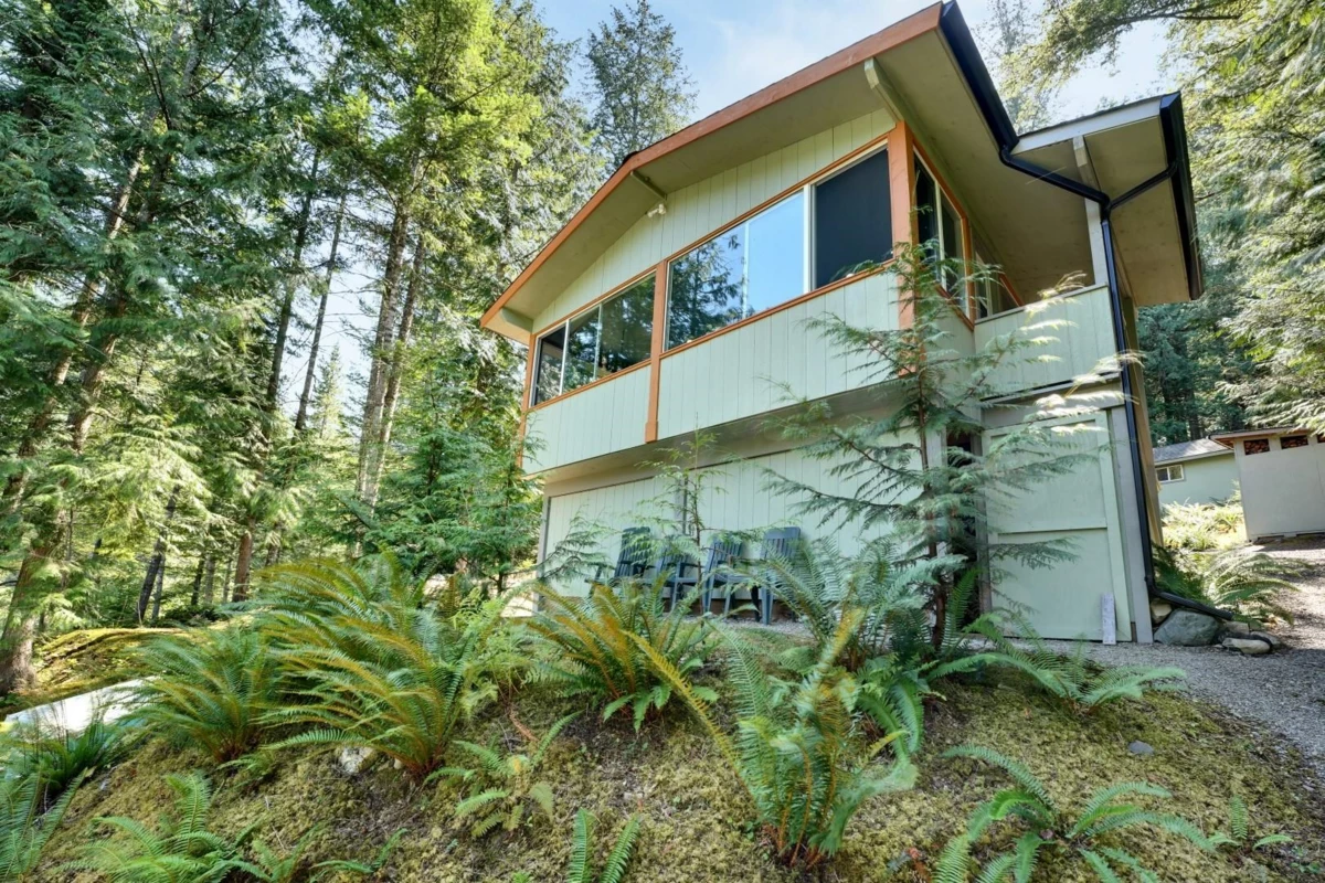 Kitchen Island Photo of BLK C DL 2604 Long Island, Harrison Hot Springs, BC