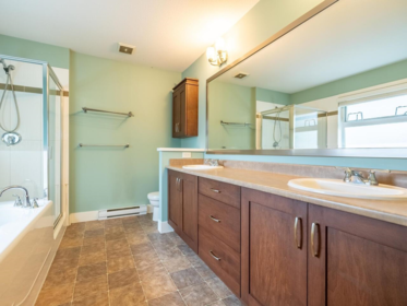 Entry Foyer Photo of 7758 169a Street, Surrey, BC