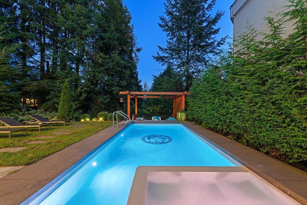 Fitness Center Photo Near 558 Glenross Road, West Vancouver, BC