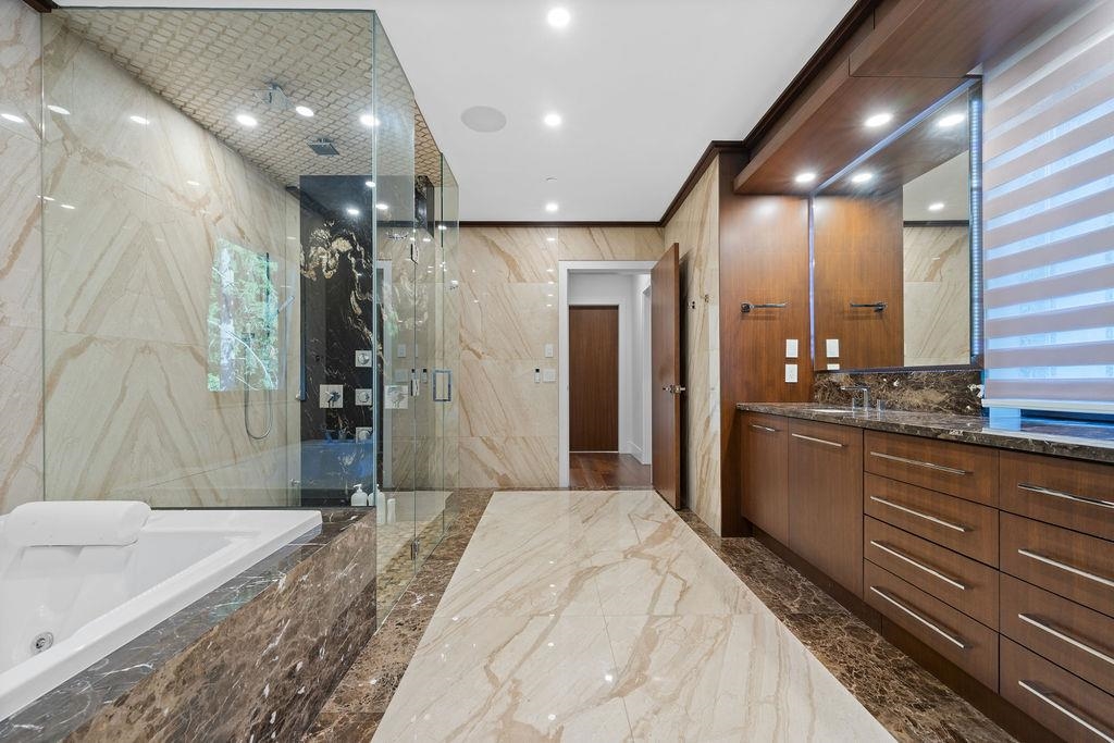 Hallway Photo of 558 Glenross Road, West Vancouver, BC