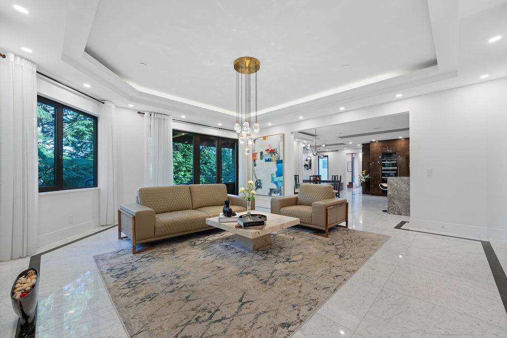 Kitchen Island Photo of 558 Glenross Road, West Vancouver, BC