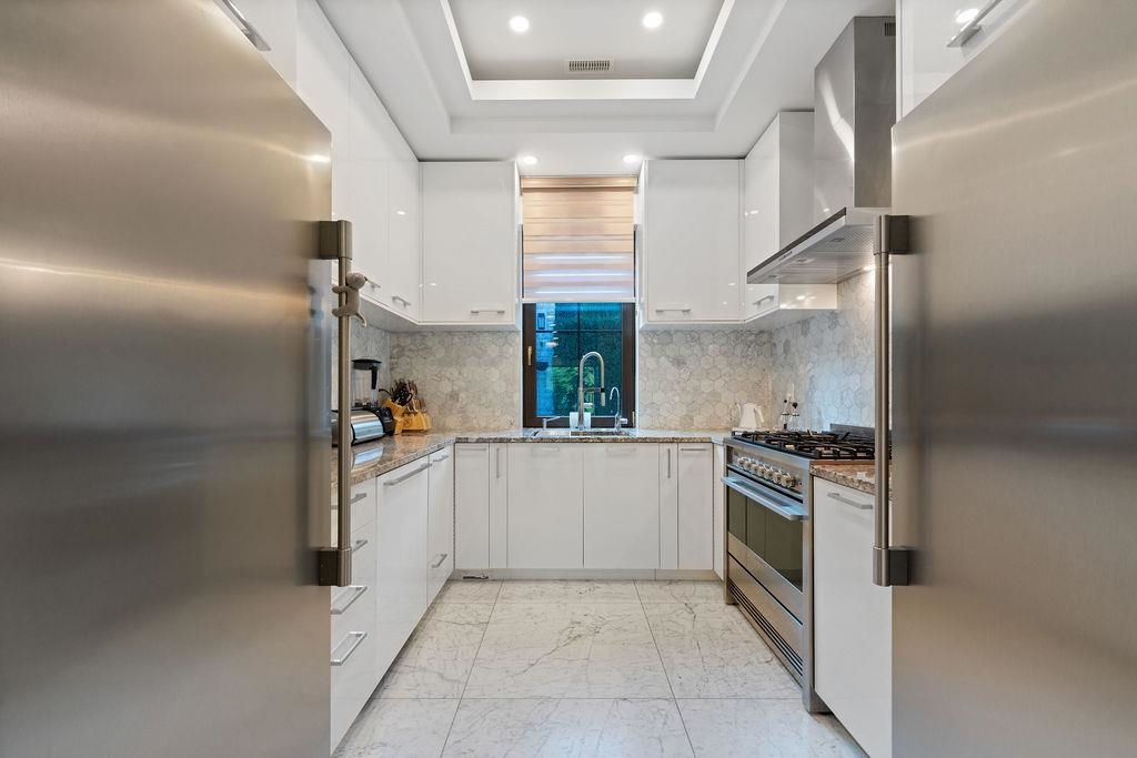 Powder Room Photo of 558 Glenross Road, West Vancouver, BC