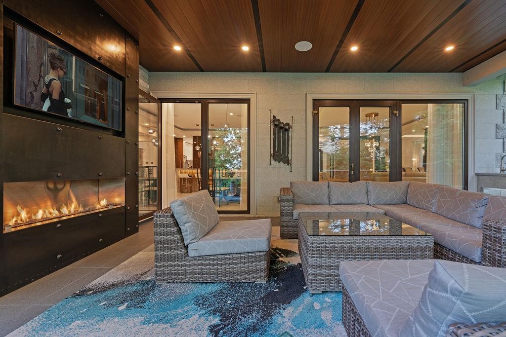 Walk-In Closet Photo of 558 Glenross Road, West Vancouver, BC