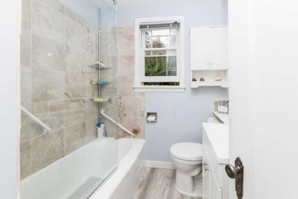 Powder Room Photo of 589 Seaview Road, Gibsons, BC