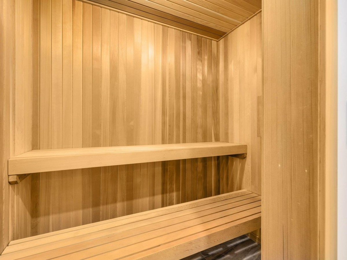 Entry Foyer Photo of 1126 Stevens Street, White Rock, BC