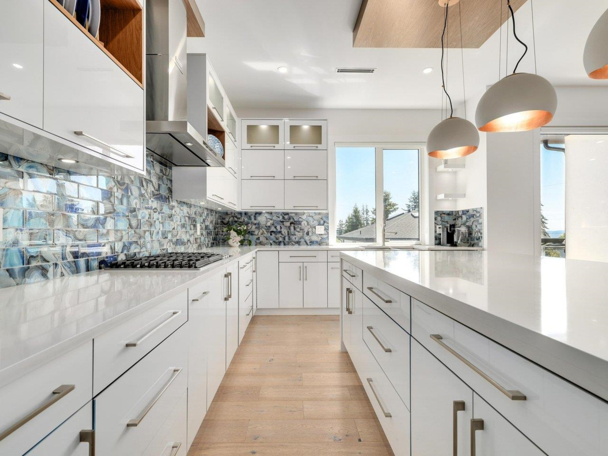 Kitchen Island Photo of 1126 Stevens Street, White Rock, BC