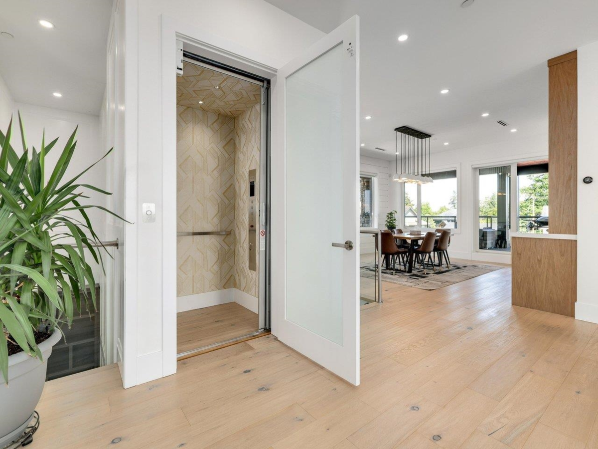 Walk-In Closet Photo of 1126 Stevens Street, White Rock, BC