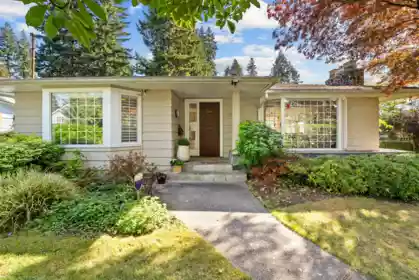 2000 Lloyd Avenue, North Vancouver, BC, North Vancouver — Single Family Residence for sale