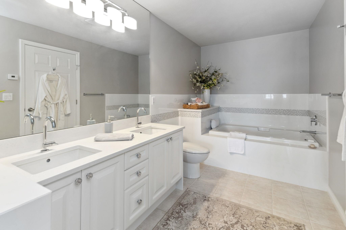 Breakfast Nook Photo of 1 5110 Alderfeild Place, West Vancouver, BC