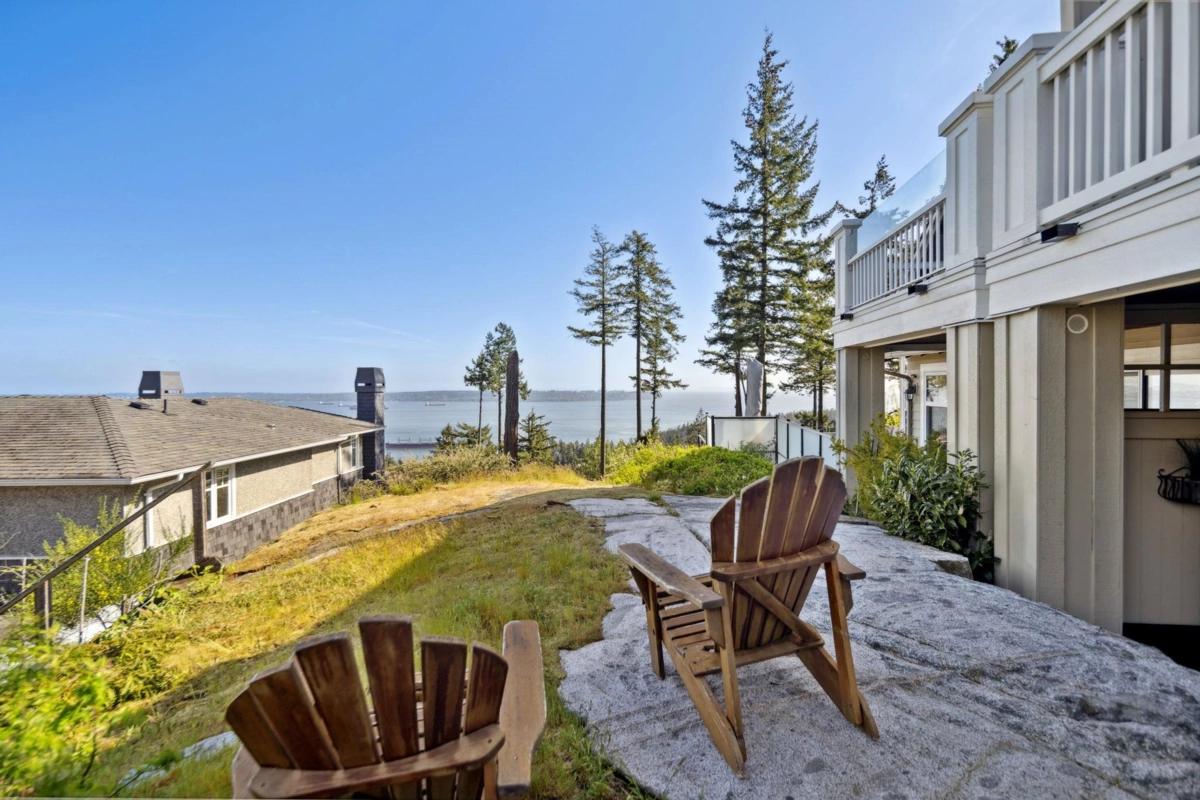 Hallway Photo of 1 5110 Alderfeild Place, West Vancouver, BC