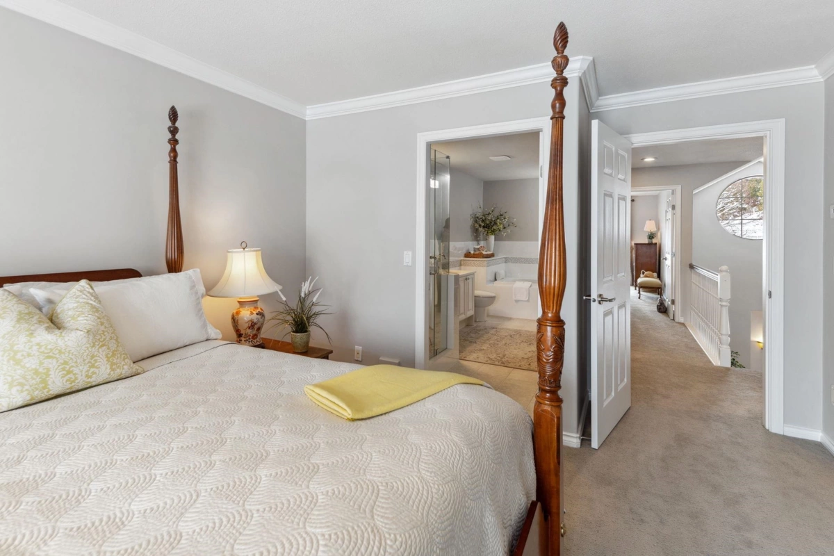 Kitchen Island Photo of 1 5110 Alderfeild Place, West Vancouver, BC