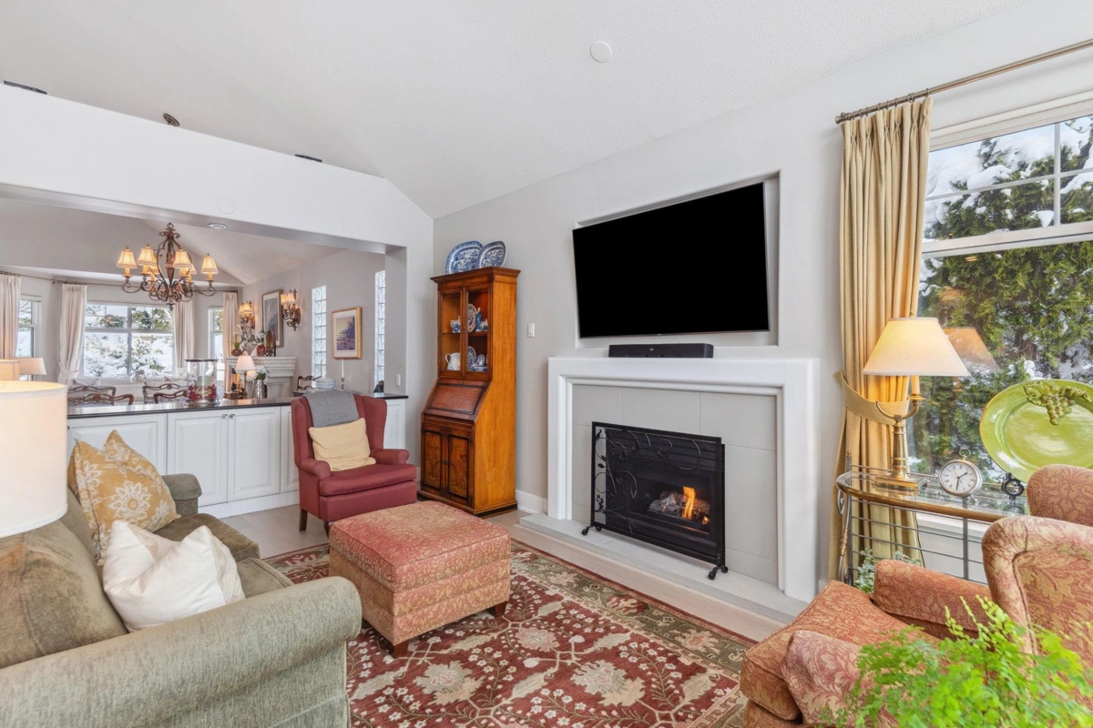 Kitchen Photo of 1 5110 Alderfeild Place, West Vancouver, BC