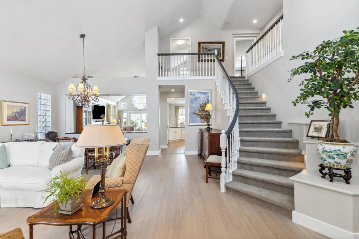 Living Room Photo of 1 5110 Alderfeild Place, West Vancouver, BC