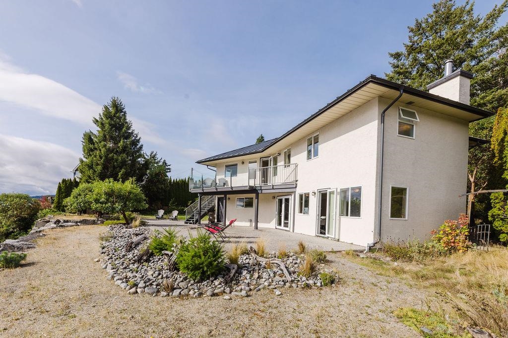 Entry Foyer Photo of 5620 Mintie Road, Halfmoon Bay, BC