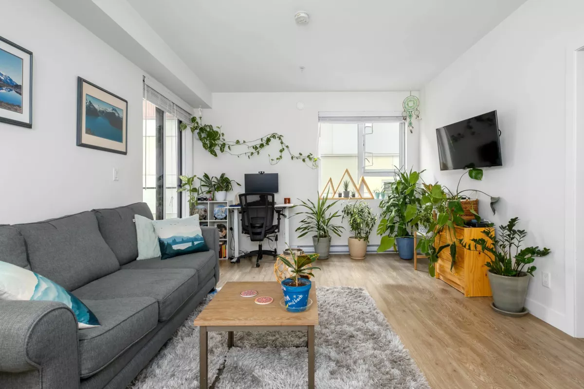 Kitchen Island Photo of 302 37881 Cleveland Avenue, Squamish, BC