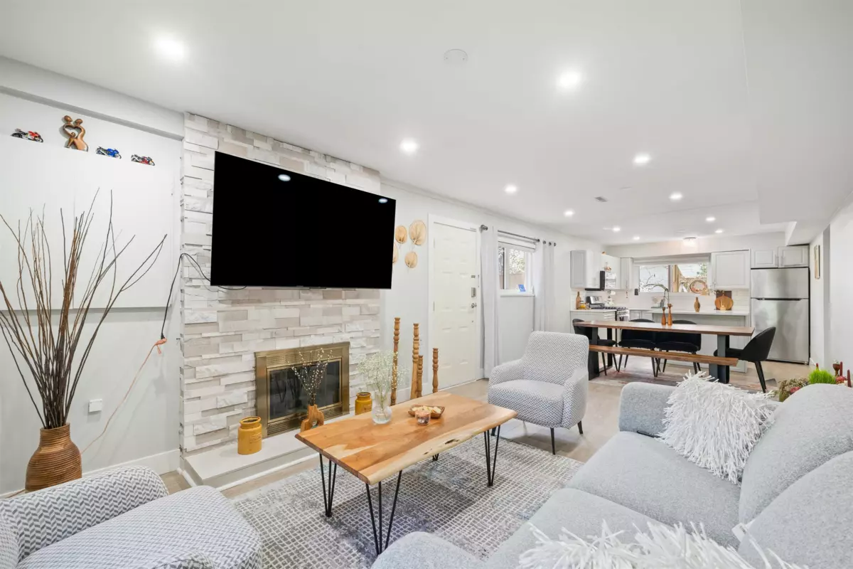 Entry Foyer Photo of 2333 Kirkstone Road, North Vancouver, BC
