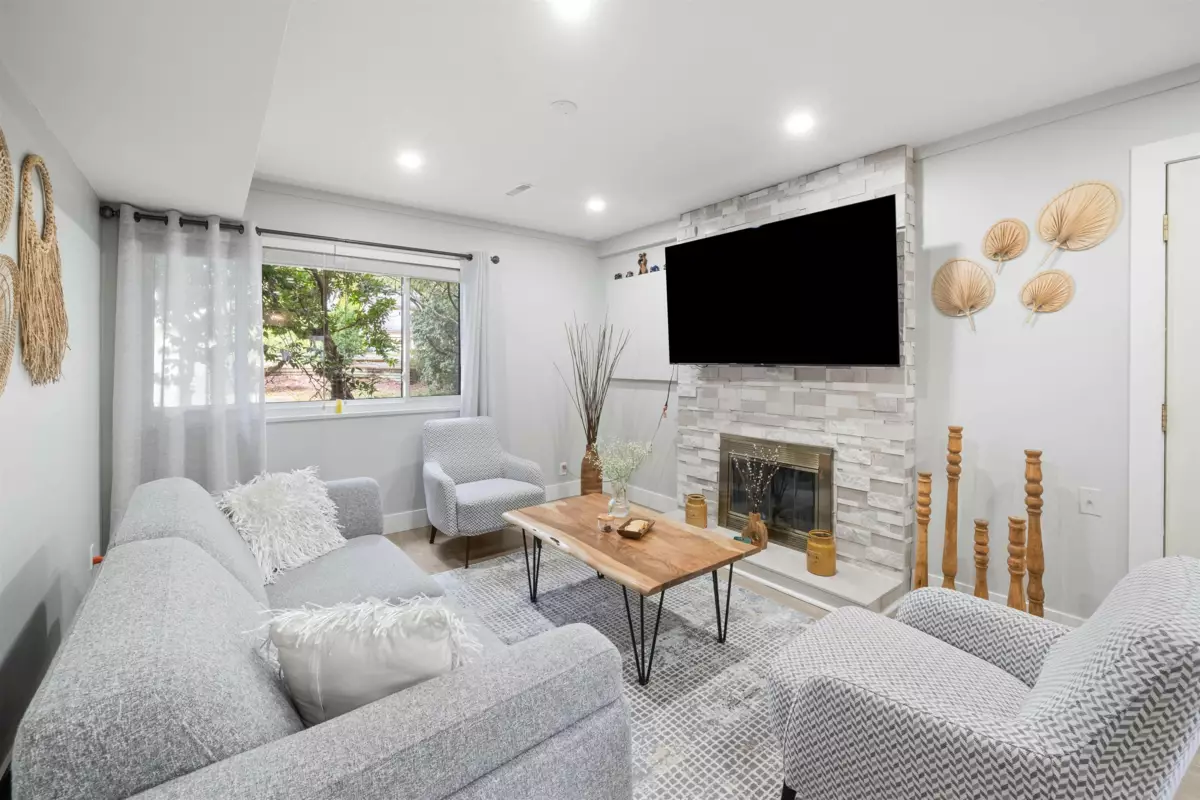 Hallway Photo of 2333 Kirkstone Road, North Vancouver, BC