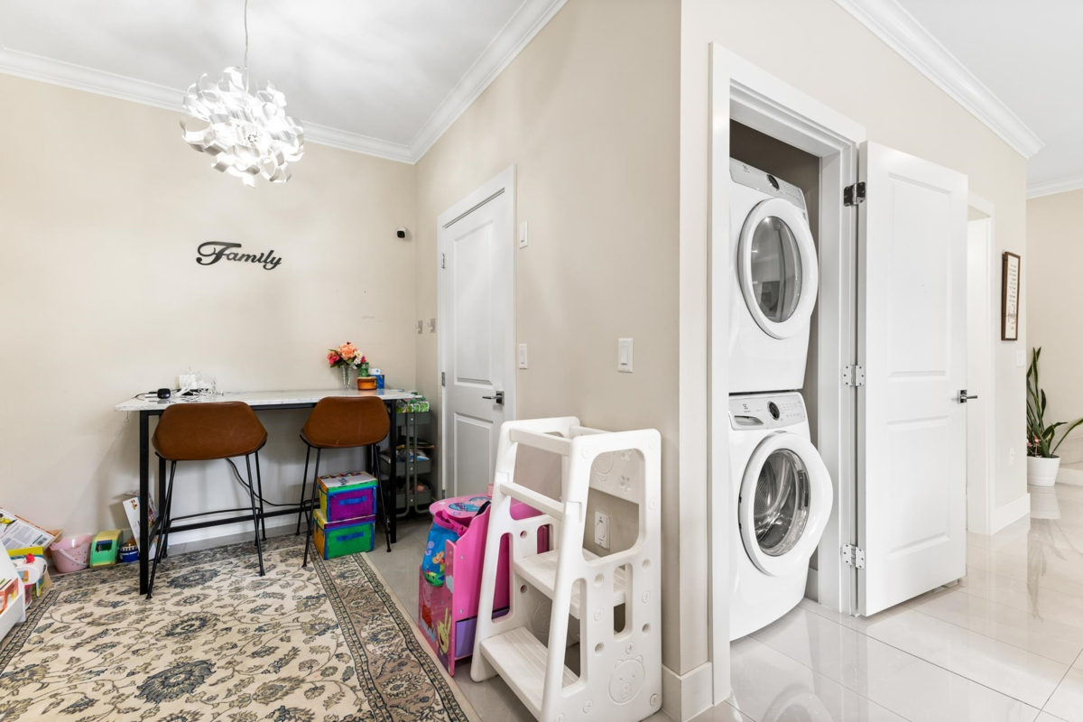 Breakfast Nook Photo of 2 2786 E 46th Avenue, Vancouver, BC