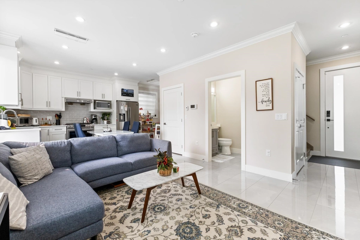 Dining Area Photo of 2 2786 E 46th Avenue, Vancouver, BC