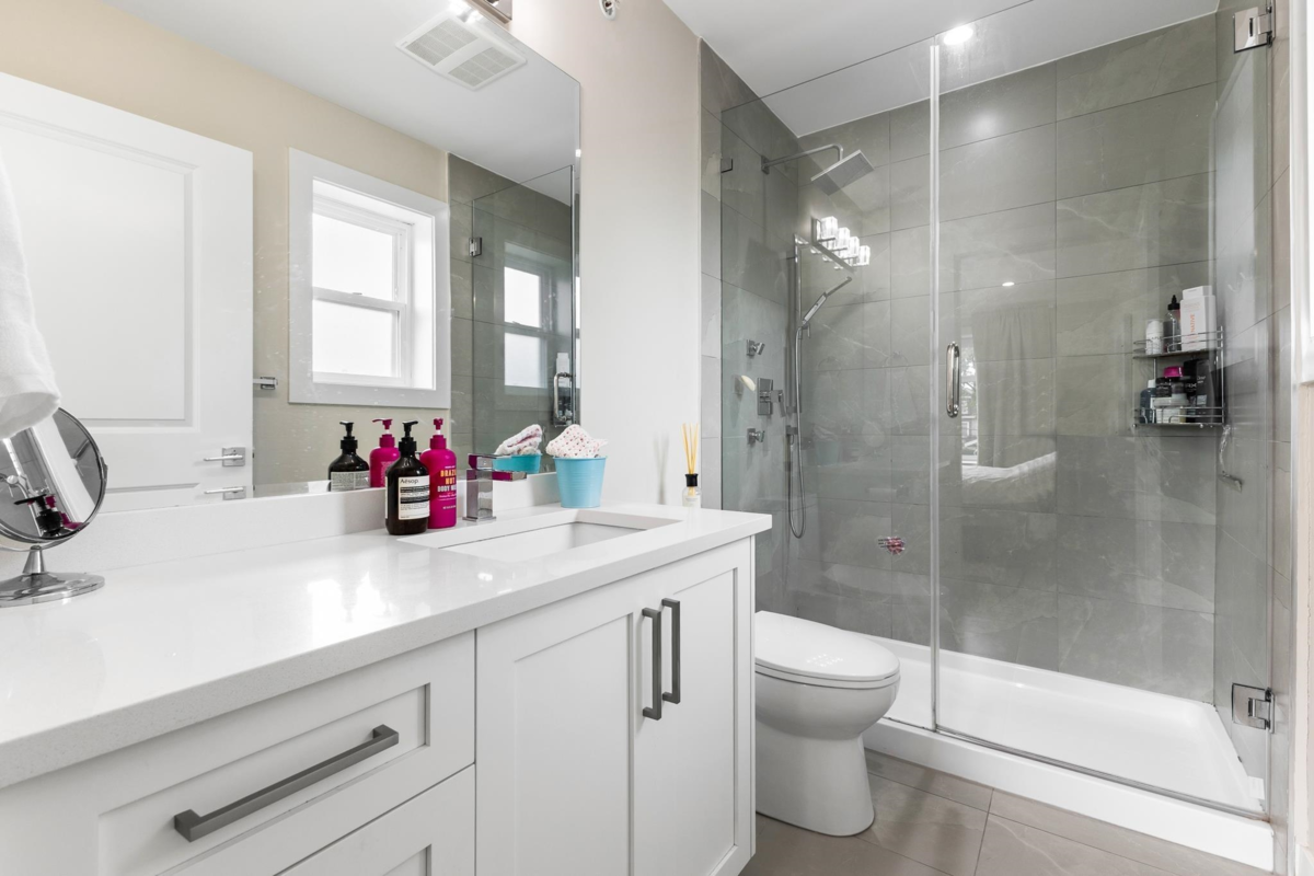 Guest Bathroom Photo of 2 2786 E 46th Avenue, Vancouver, BC